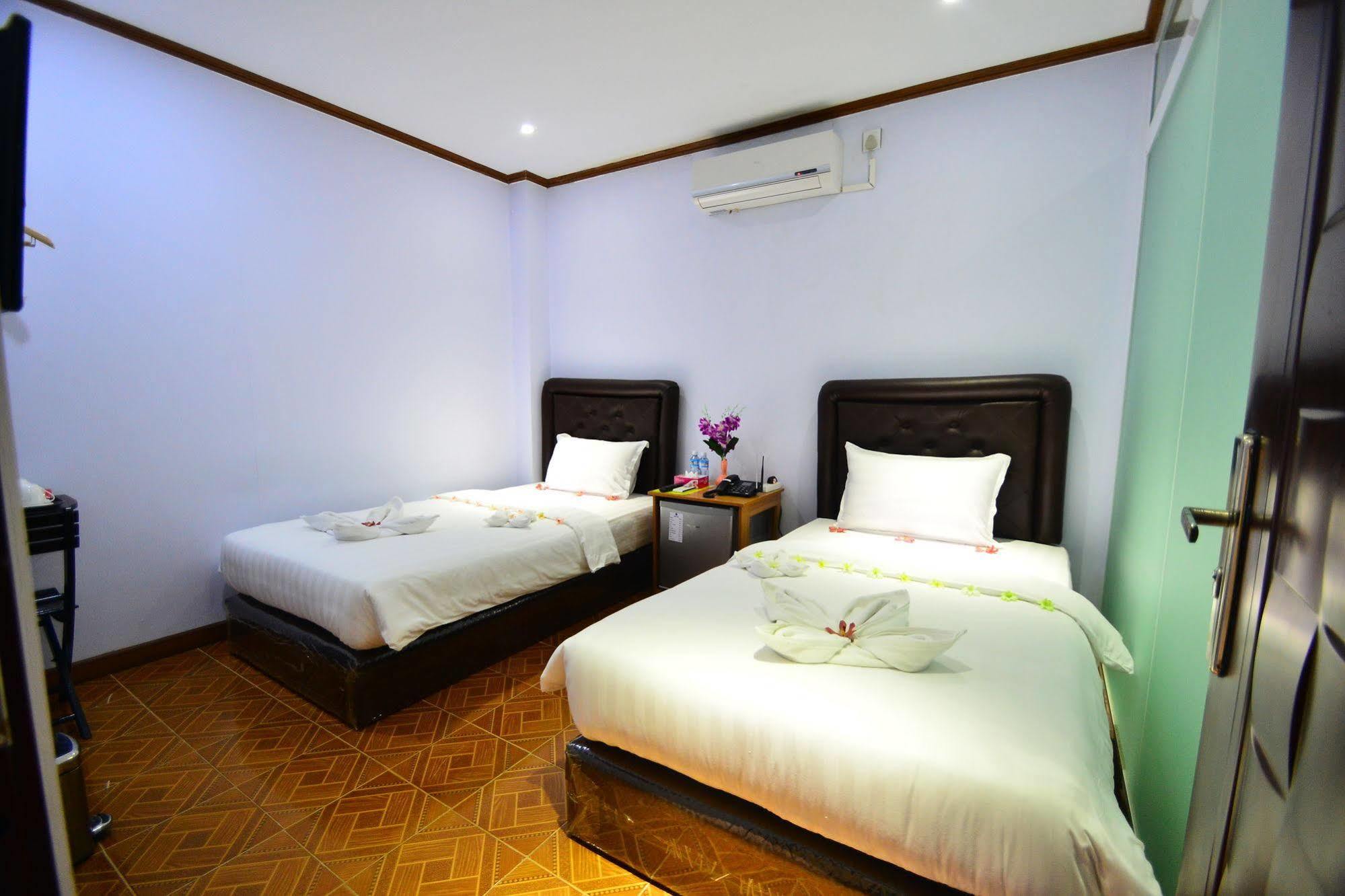Woodland Hotel Yangon Ngoại thất bức ảnh